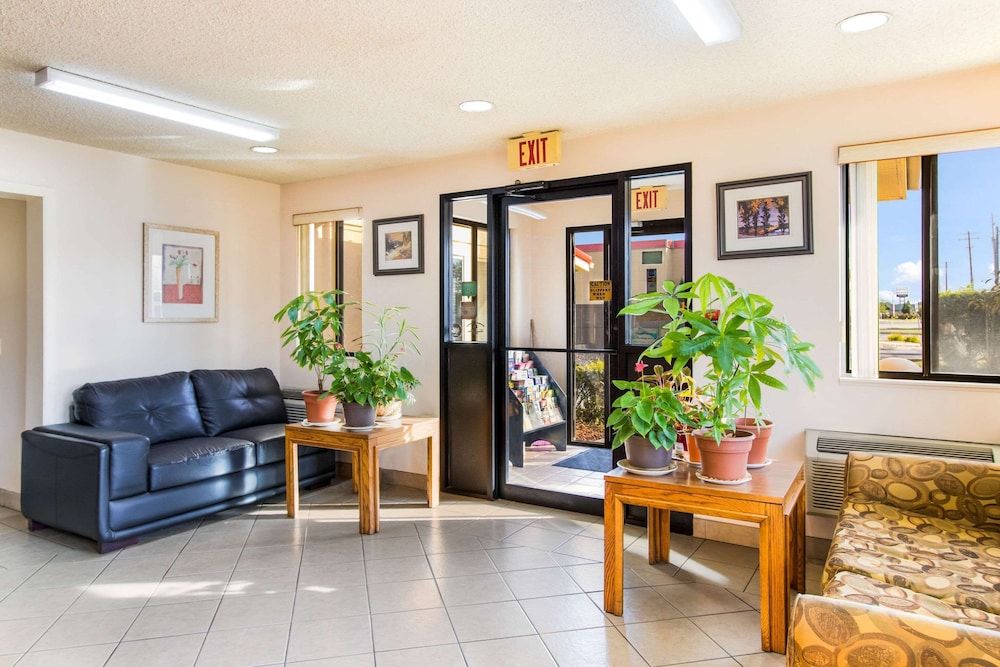 Econo Lodge Norwalk 3