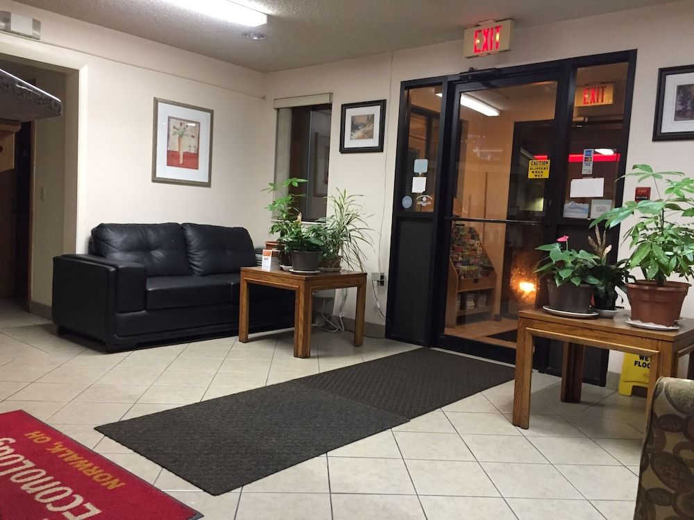 Econo Lodge Norwalk 2