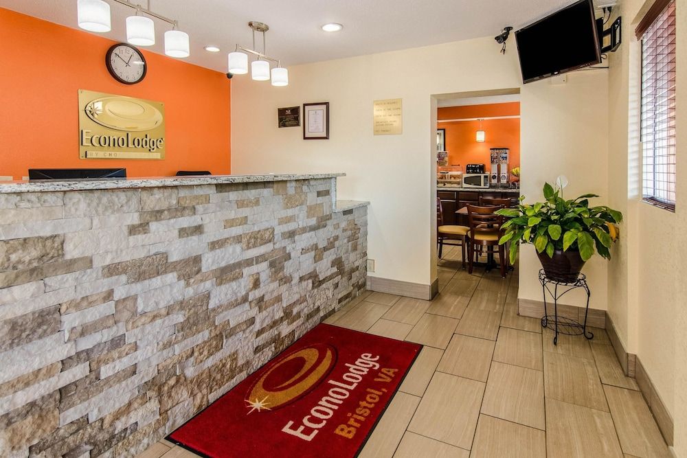 Econo Lodge Near Motor Speedway 3