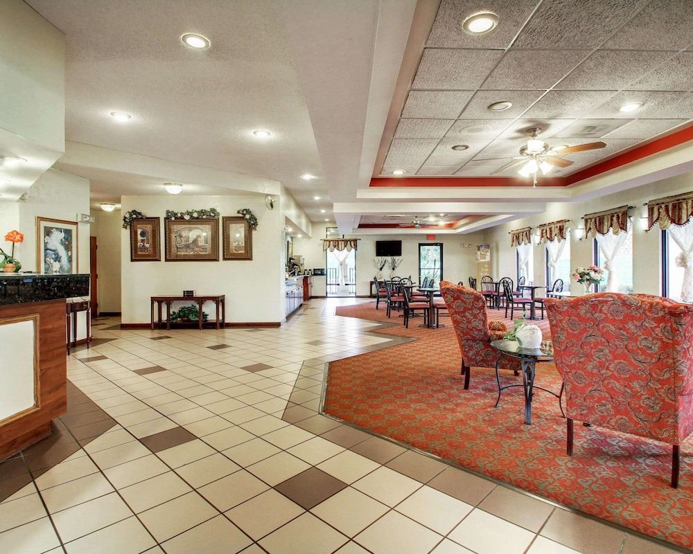 Quality Inn & Suites Clinton - Jackson West 3