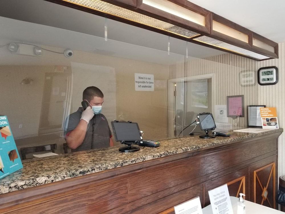 Econo Lodge Coliseum 2