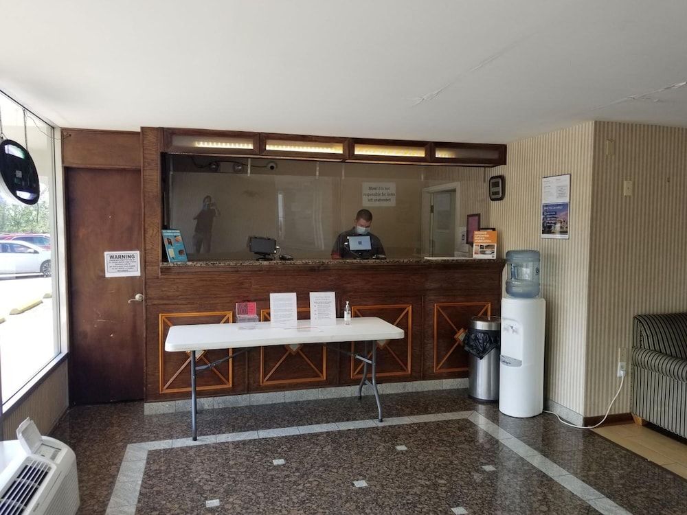 Econo Lodge Coliseum 3