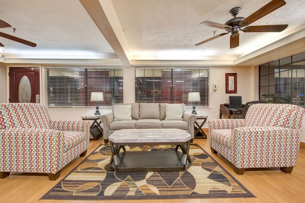 Days Inn by Wyndham College Station University Drive 3