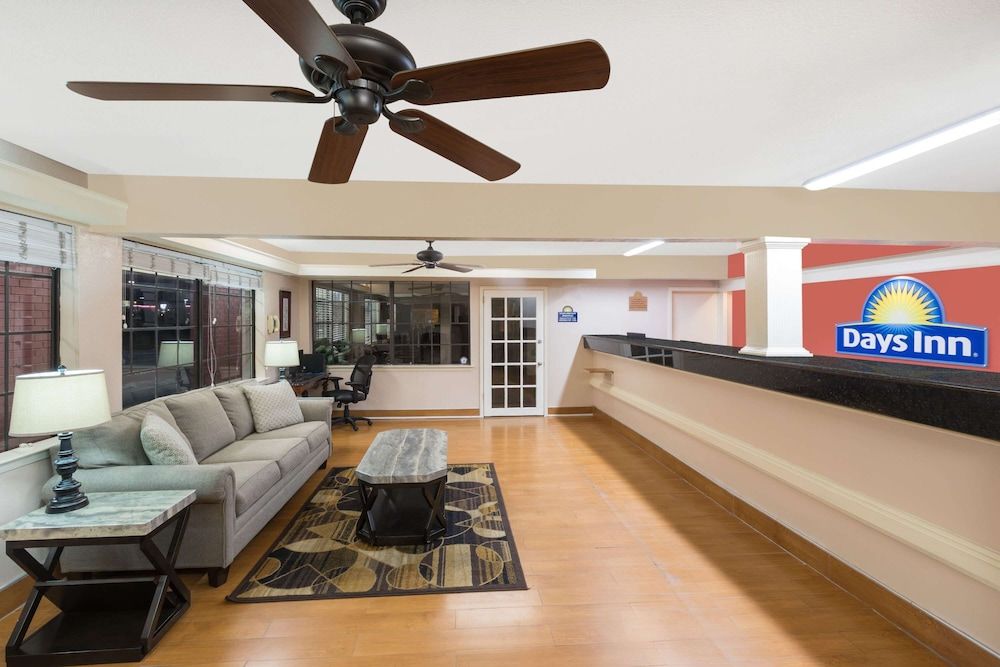 Days Inn by Wyndham College Station University Drive 2