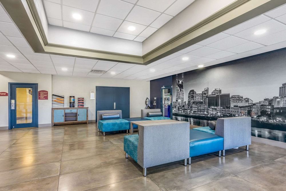Clarion Inn & Suites Airport Murfreesboro 3