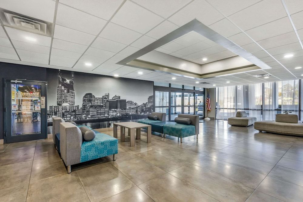 Clarion Inn & Suites Airport Murfreesboro 2