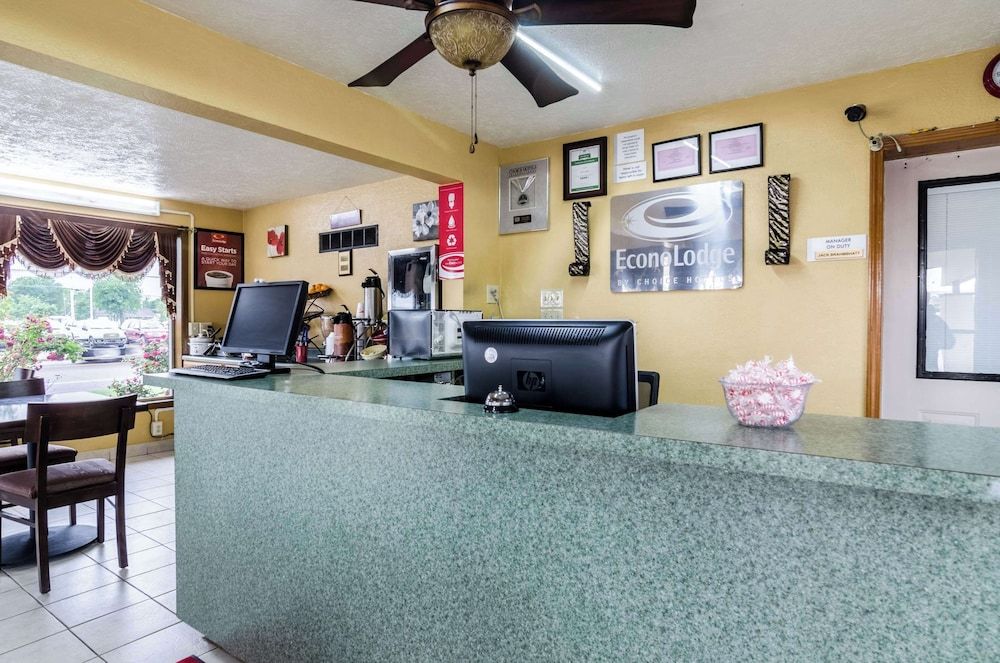 Econo Lodge Winfield 3