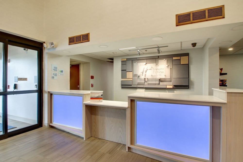 Holiday Inn Express & Suites Aurora- Napervillle 2