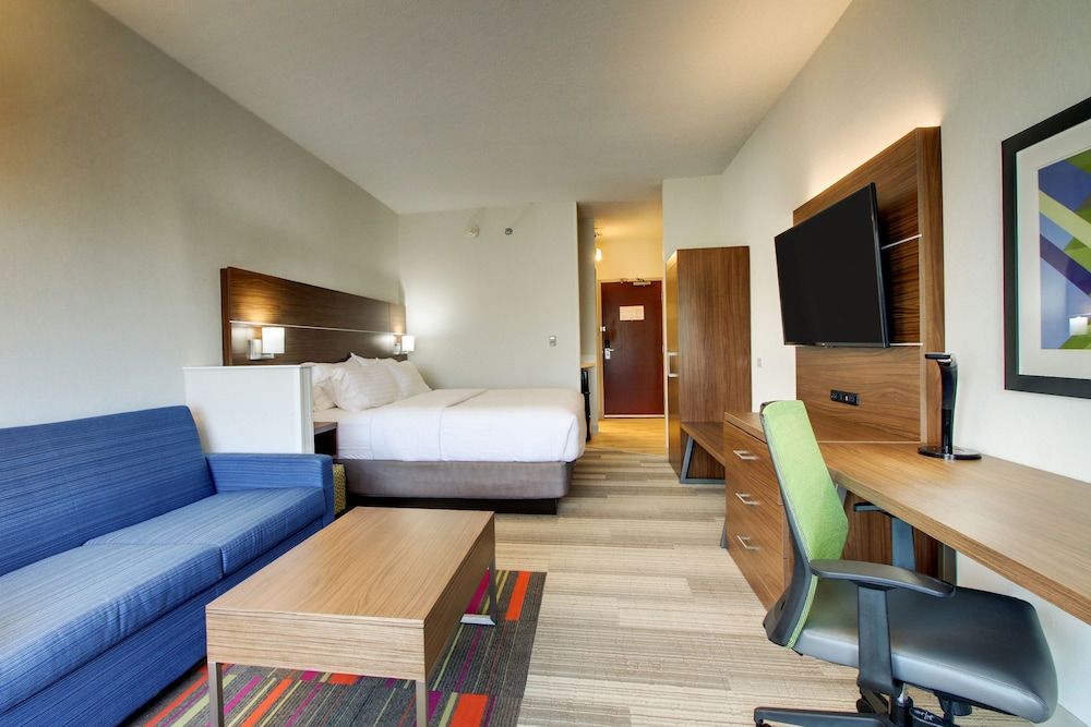 Holiday Inn Express & Suites Aurora- Napervillle 3