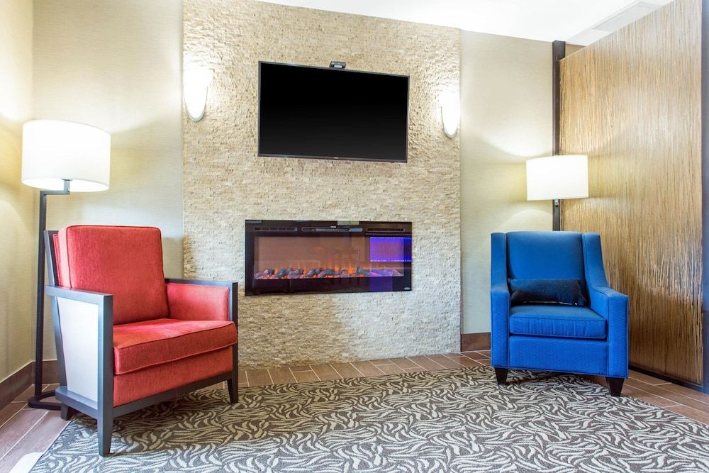 Comfort Suites Clinton near Presbyterian College 2