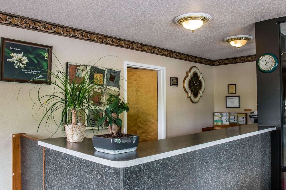 Econo Lodge Paw Paw 3