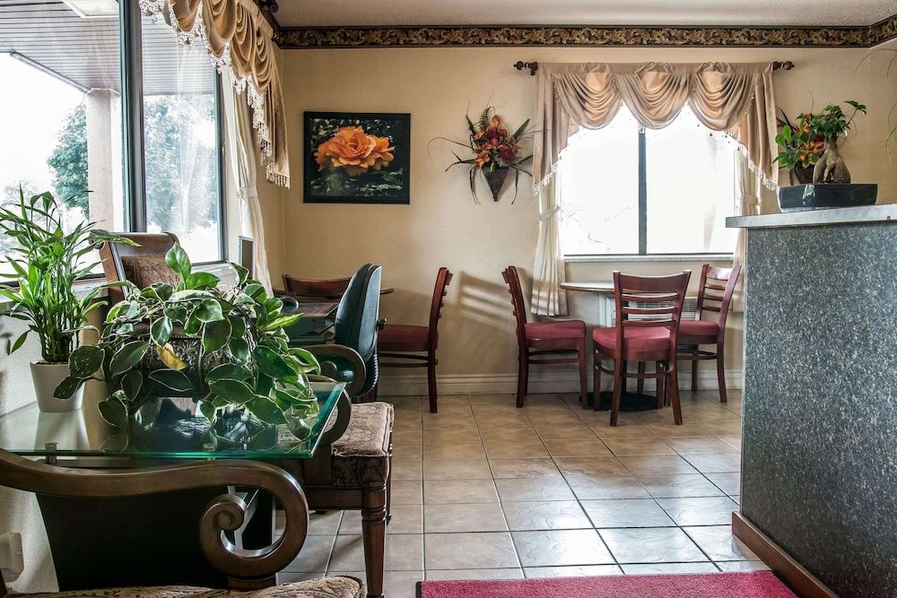 Econo Lodge Paw Paw 2