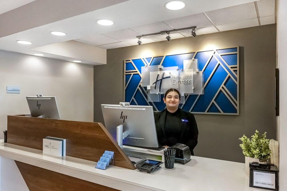 Holiday Inn Express Crestwood by IHG 2