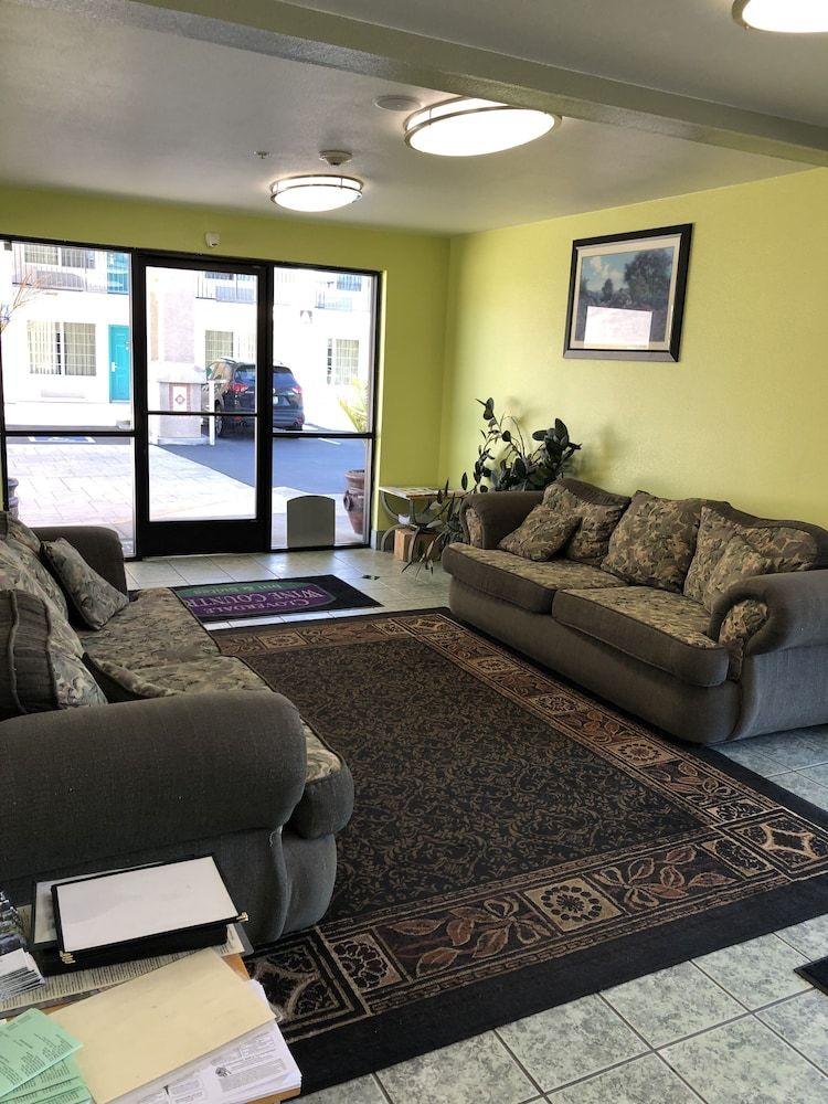 Cloverdale Wine Country Inn & Suites 2