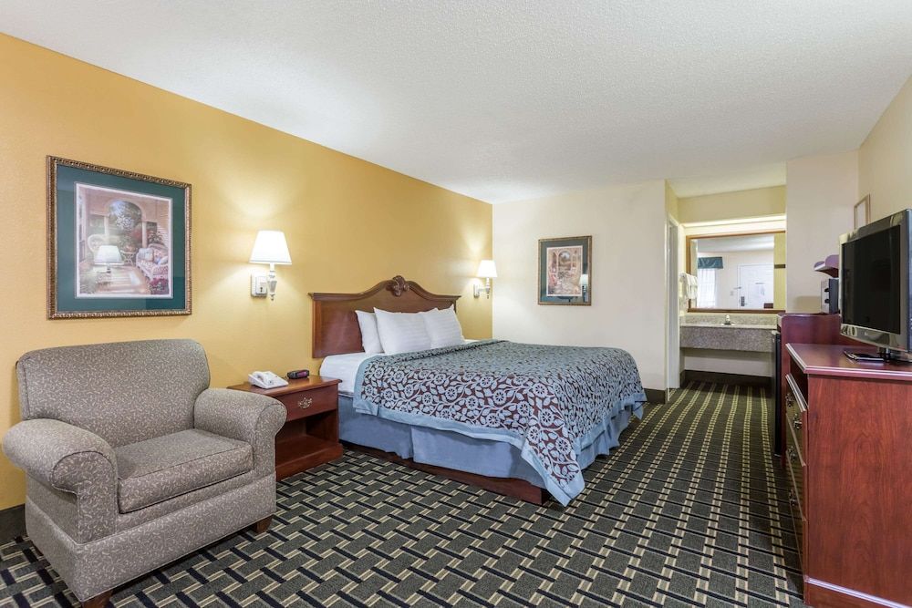 Days Inn & Suites by Wyndham Warner Robins Near Robins AFB 3