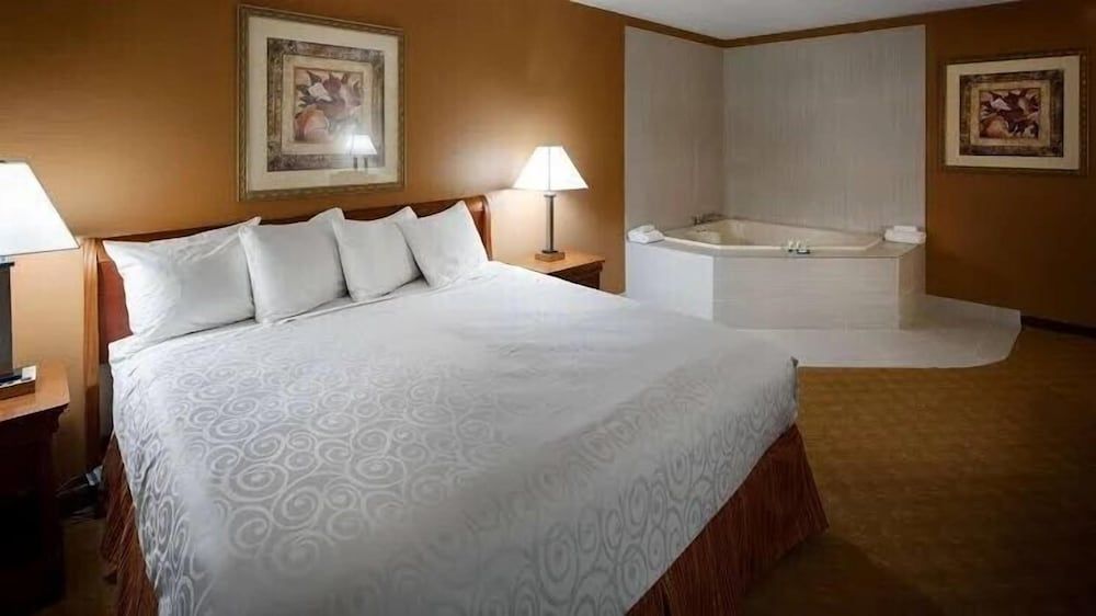 Days Inn by Wyndham St. Charles IL 3