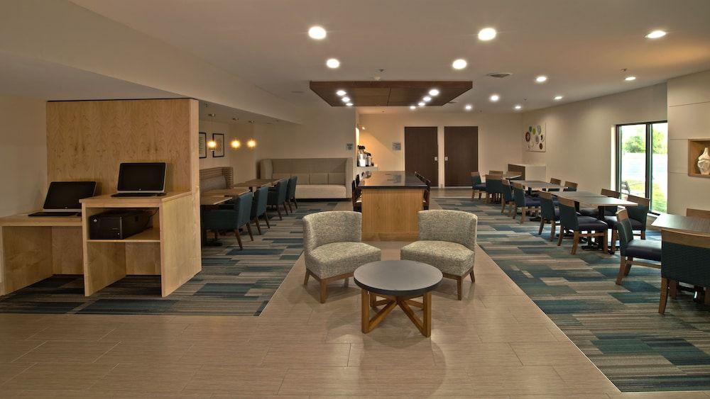 Holiday Inn Express & Suites Evansville North by IHG 3