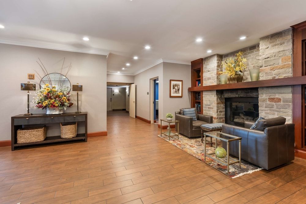 Best Western Plus White Bear Country Inn 3