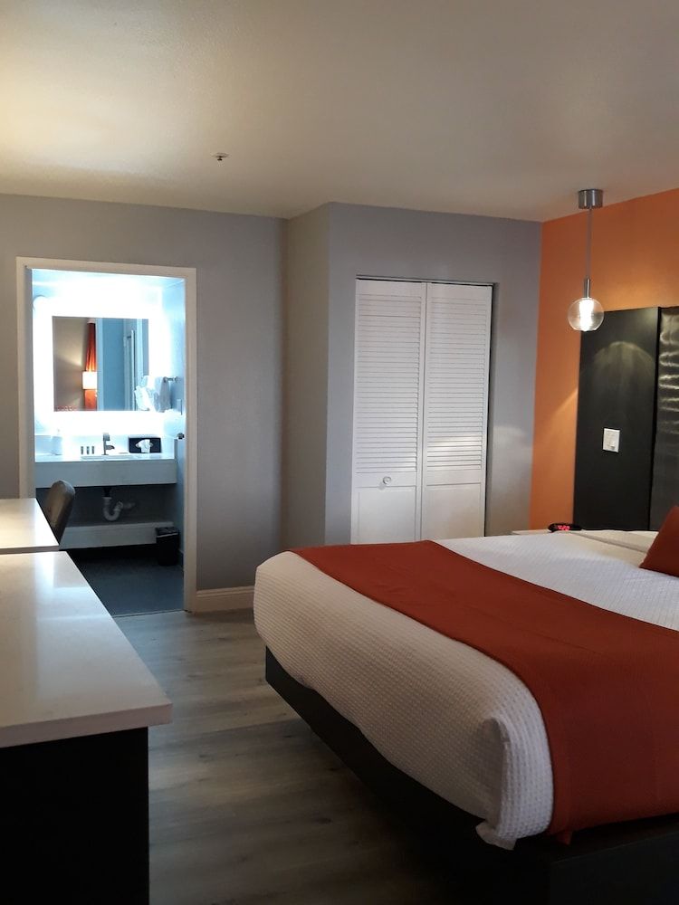 Continental Inn and Suites 3