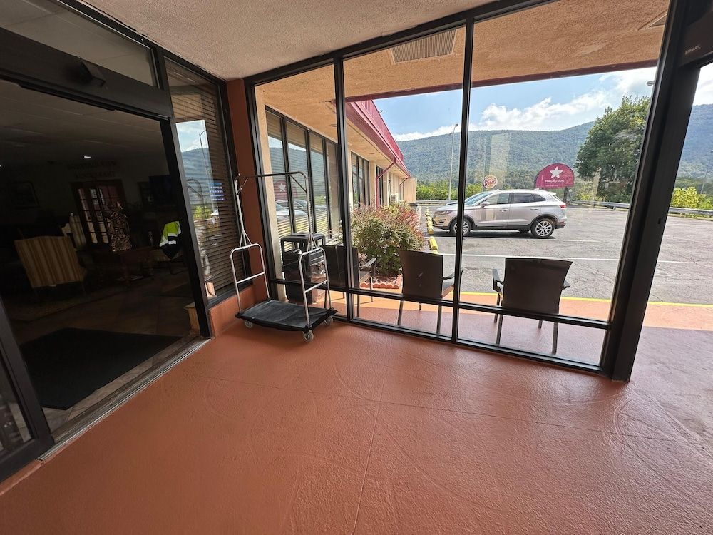 Hotel Red Rose by Townhouse Covington I-64 3