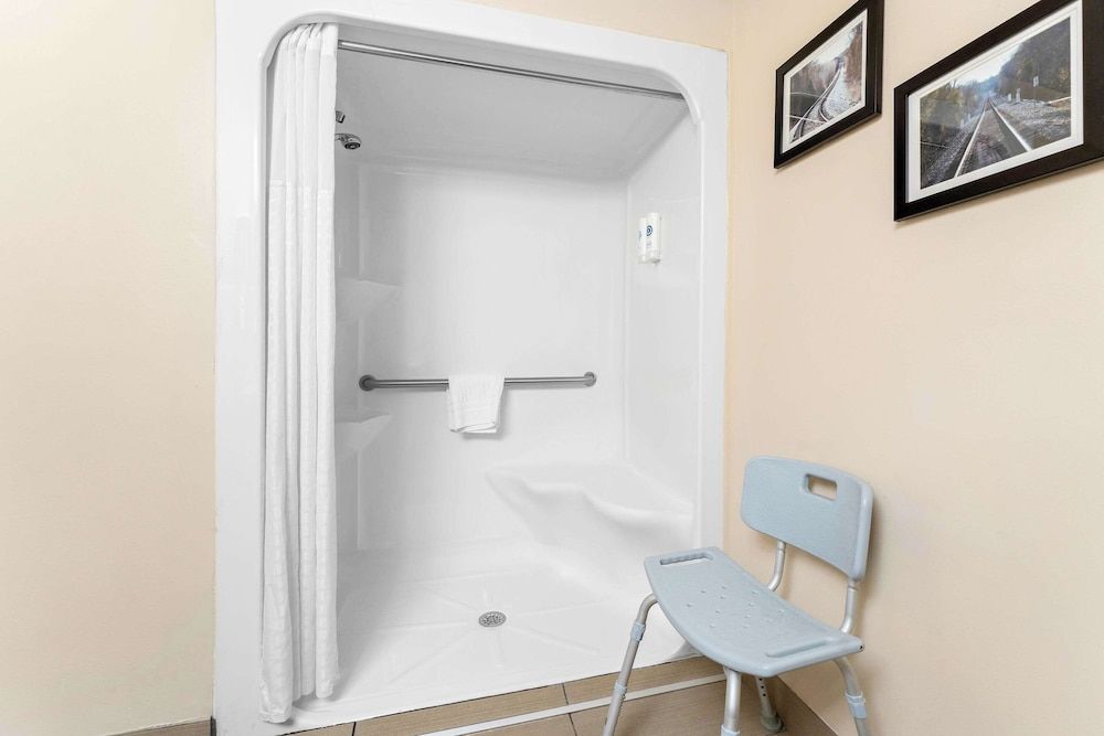 Comfort Suites near Robins Air Force Base 3