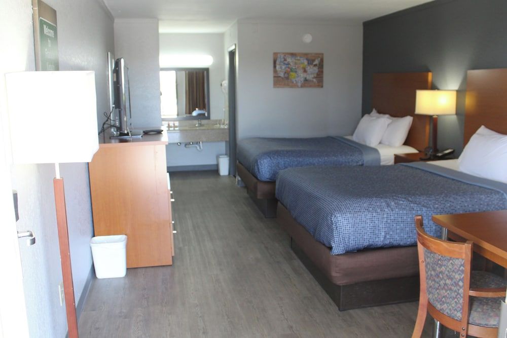 Econo Lodge Franklin South 3