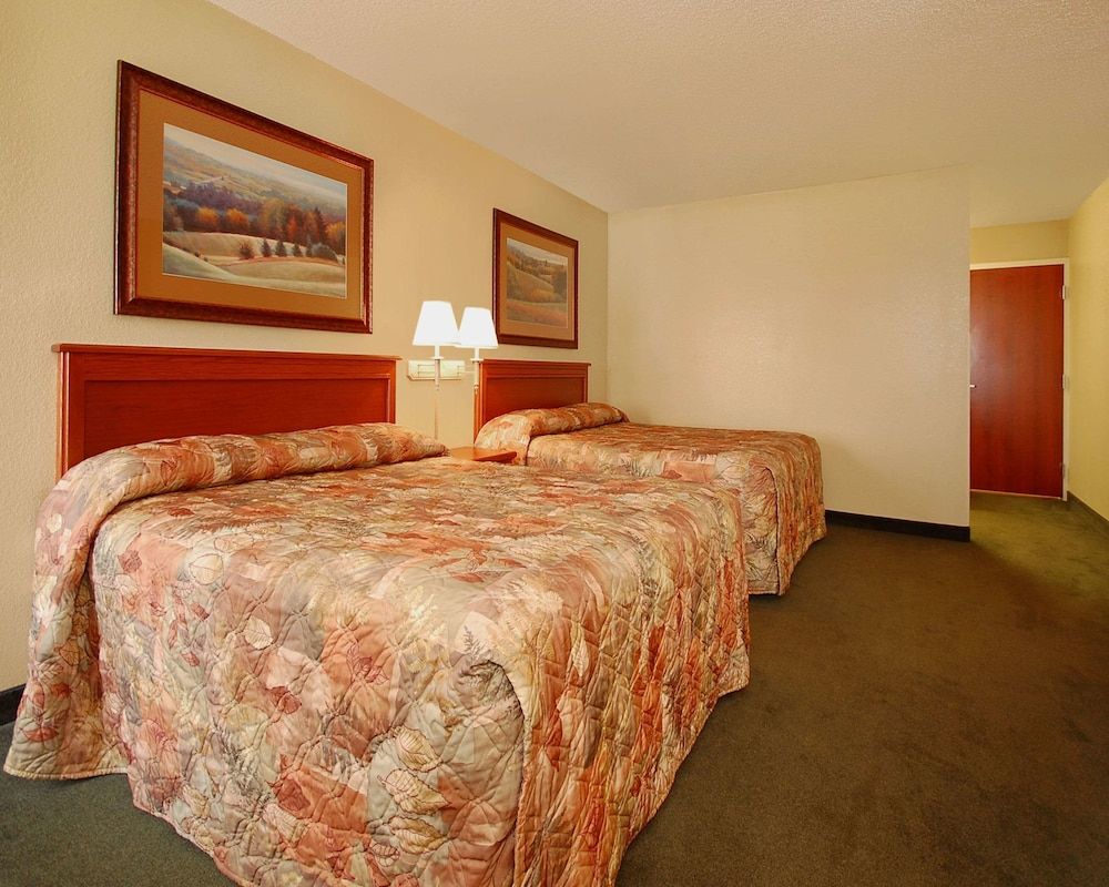 Econo Lodge Inn & Suites Kearney South 3