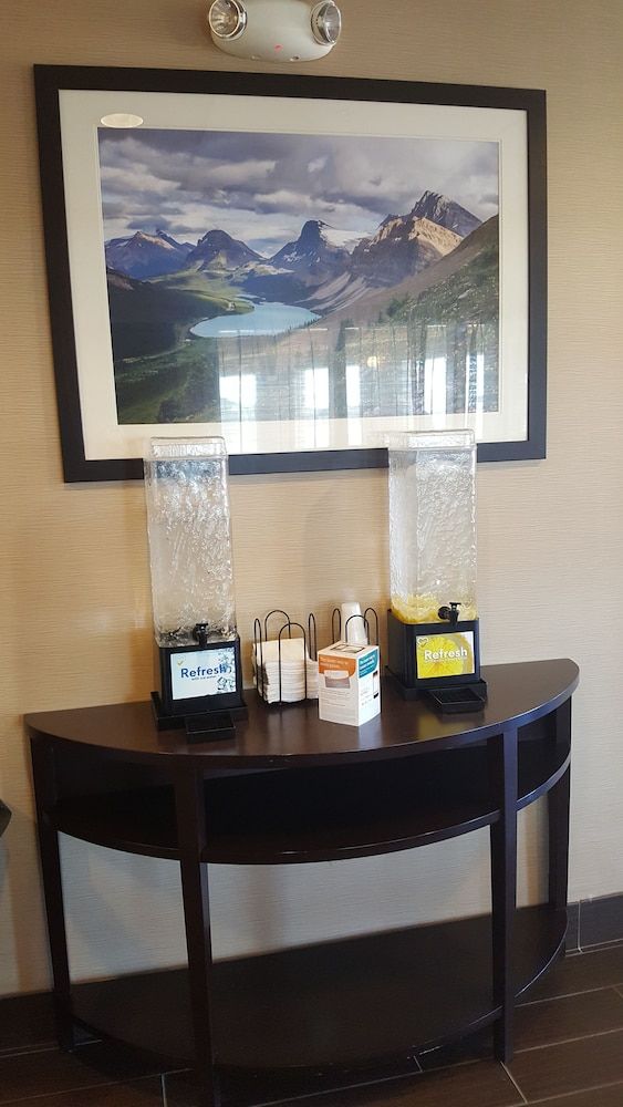 Comfort Inn & Suites Near University of Wyoming 2