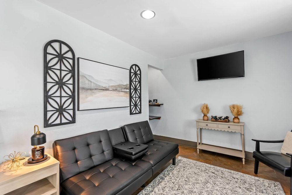 Suburban Studios Clarksville-Louisville North 3