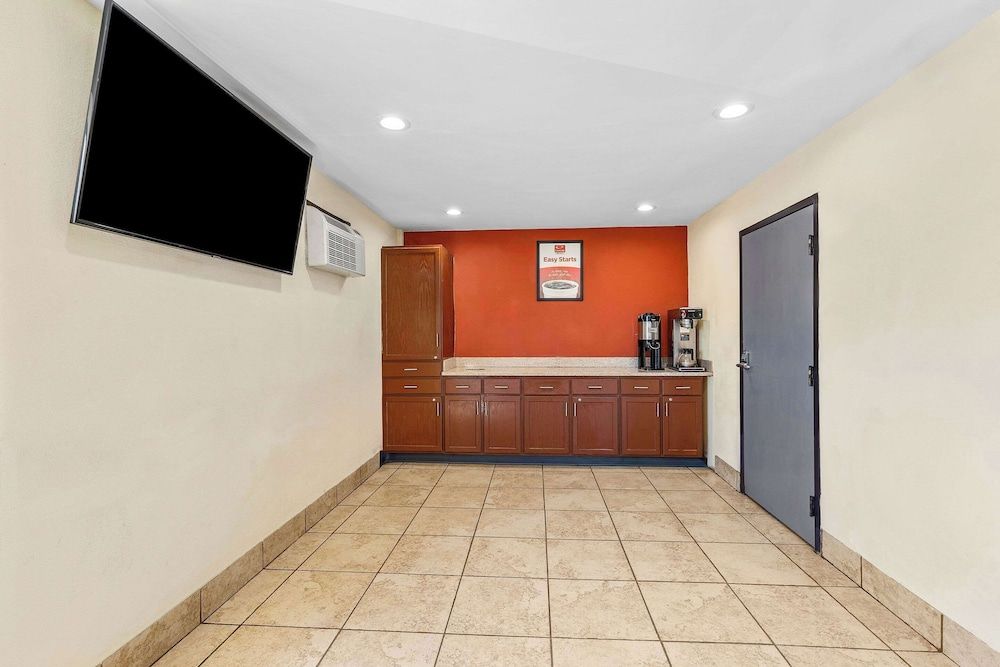 Econo Lodge Akron Copley Northwest 3