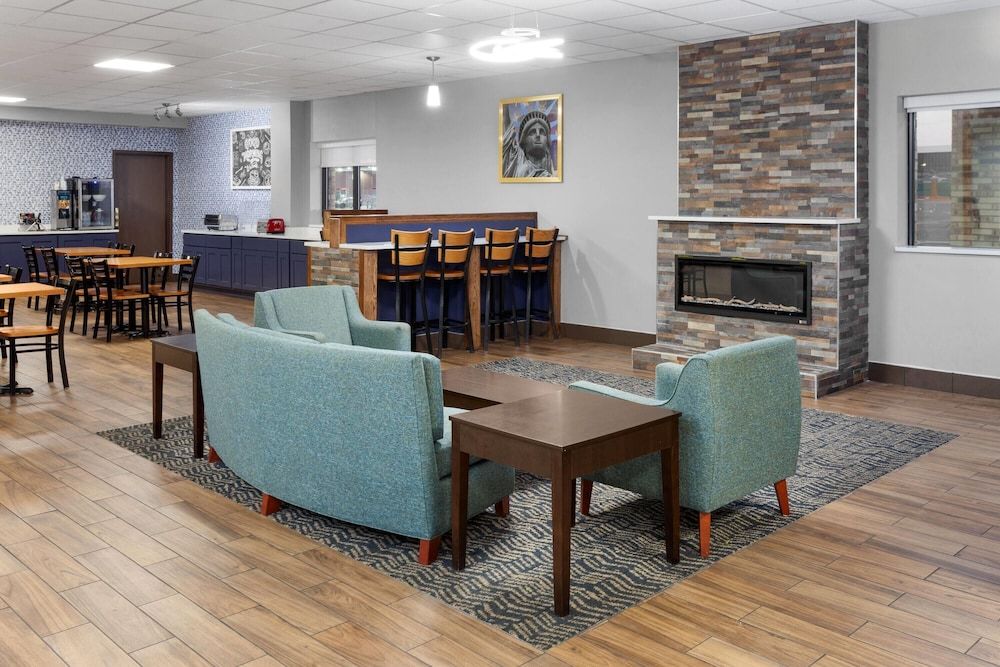 AmericInn & Suites By Wyndham Baraboo Event Center 3