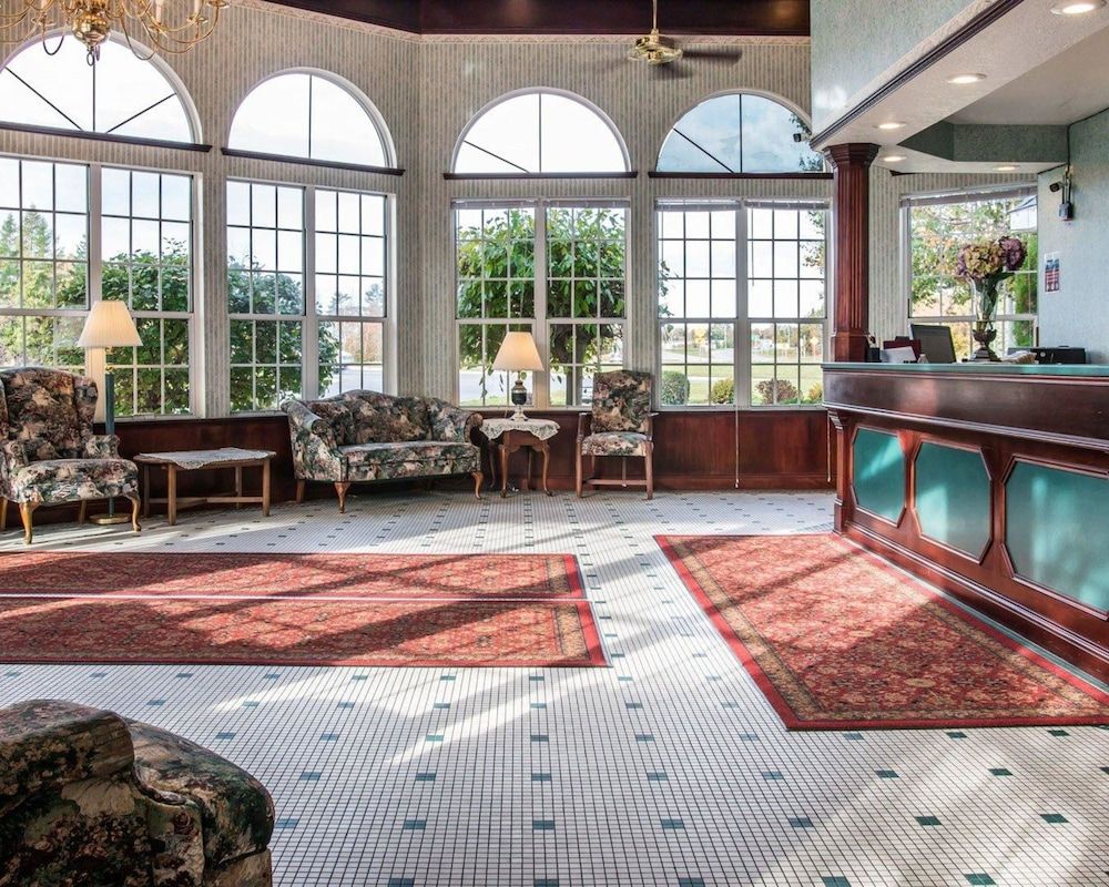 Clarion Hotel Mackinaw City Beachfront 3