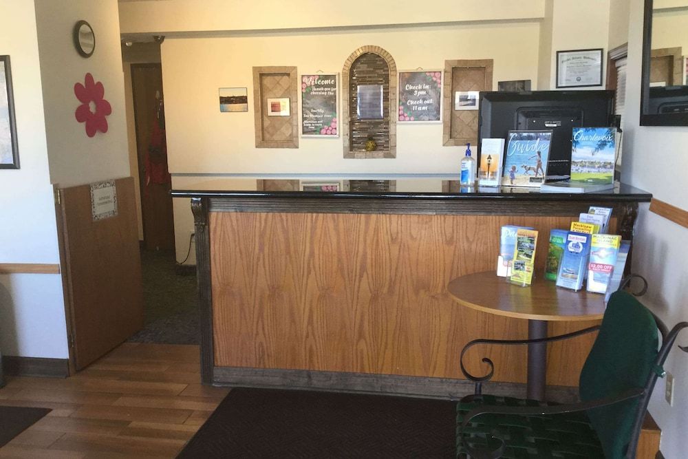 Super 8 by Wyndham Petoskey 2