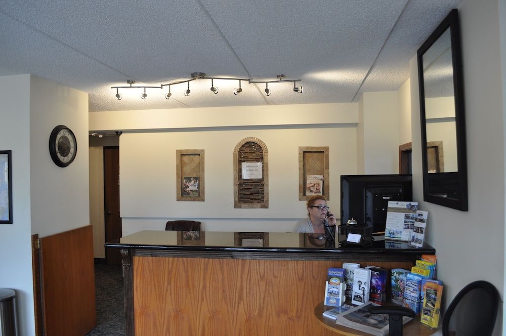 Super 8 by Wyndham Petoskey 3