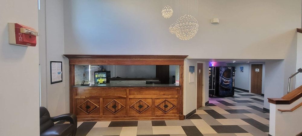 The Royal Inn & Suites 2