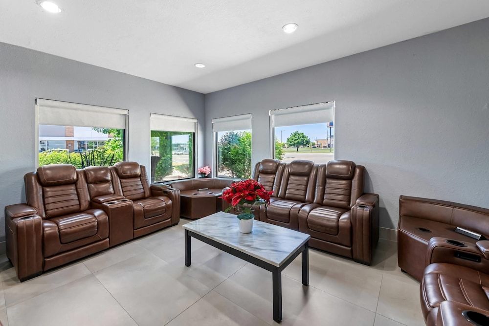 Quality Inn & Suites Manhattan Area 3