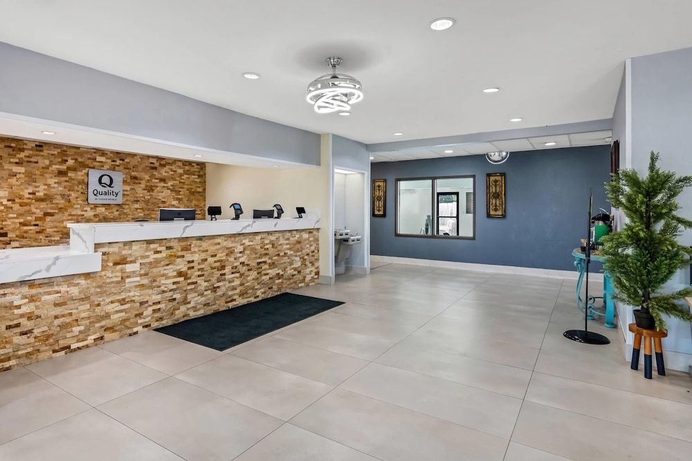 Quality Inn & Suites Manhattan Area 2