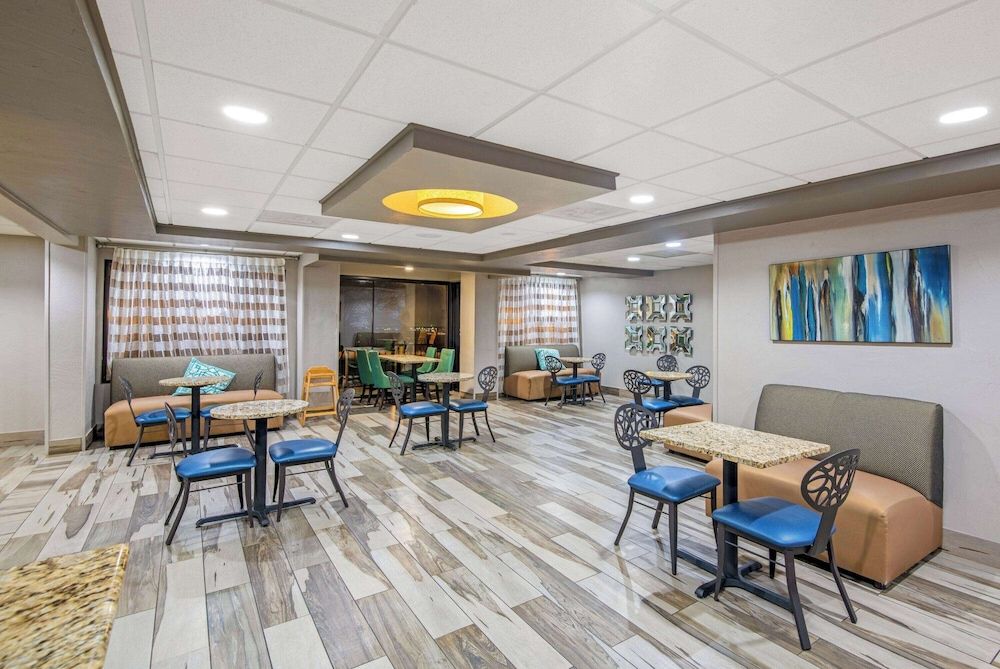 La Quinta Inn & Suites by Wyndham Denison - N. Lake Texoma 2
