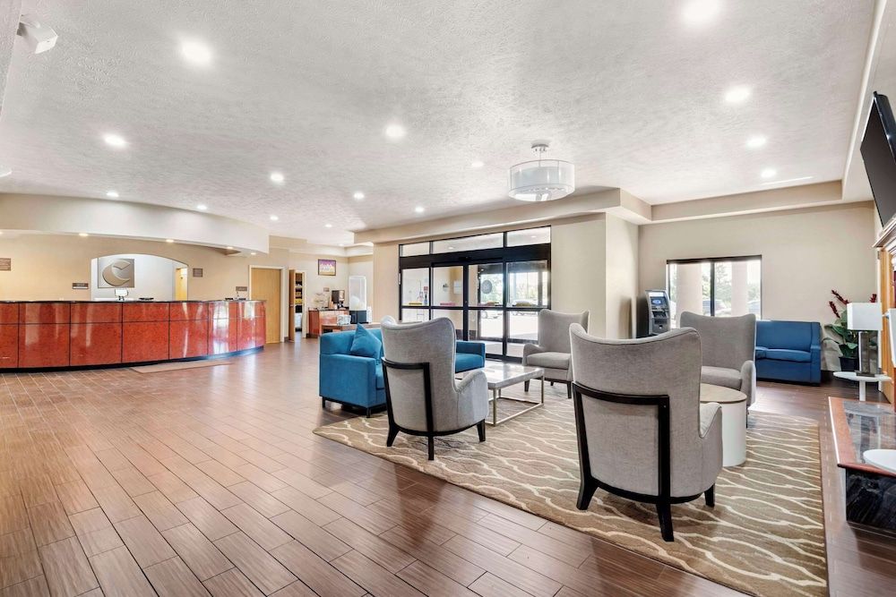 Comfort Suites Merrillville near US 30 3