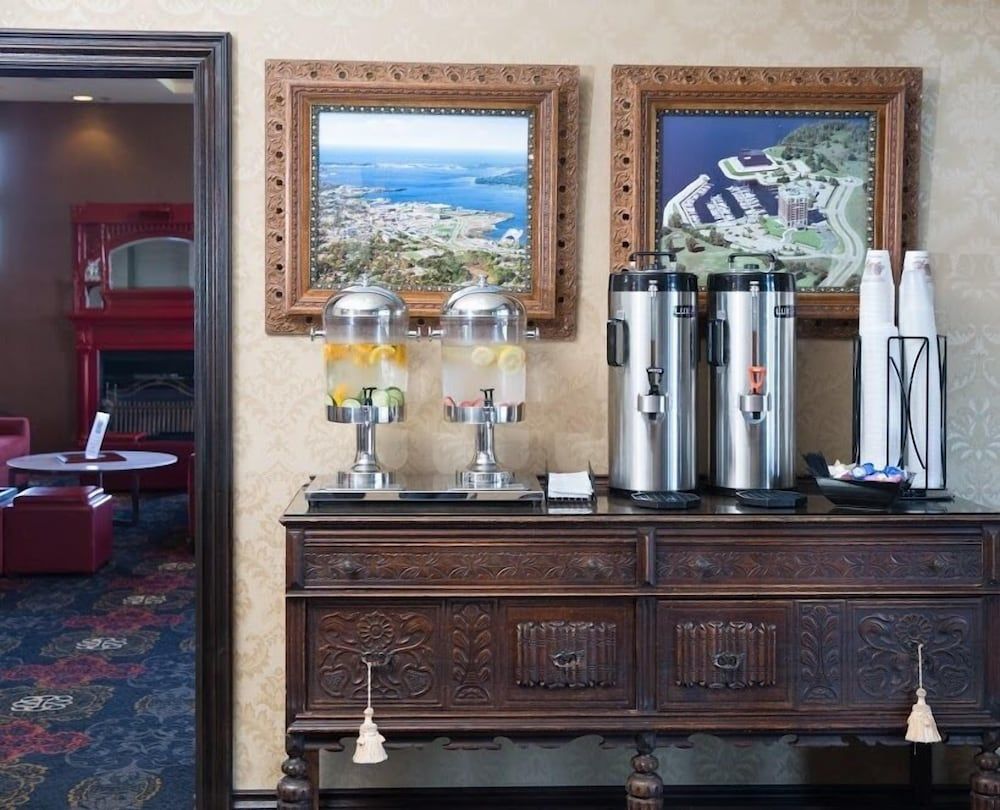 Shoreline Inn & Conference Center, an Ascend Collection Hotel 2