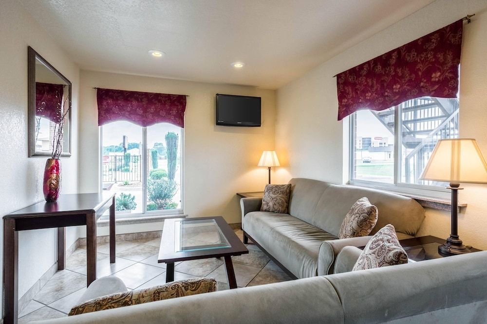 Econo Lodge Inn & Suites Searcy 2