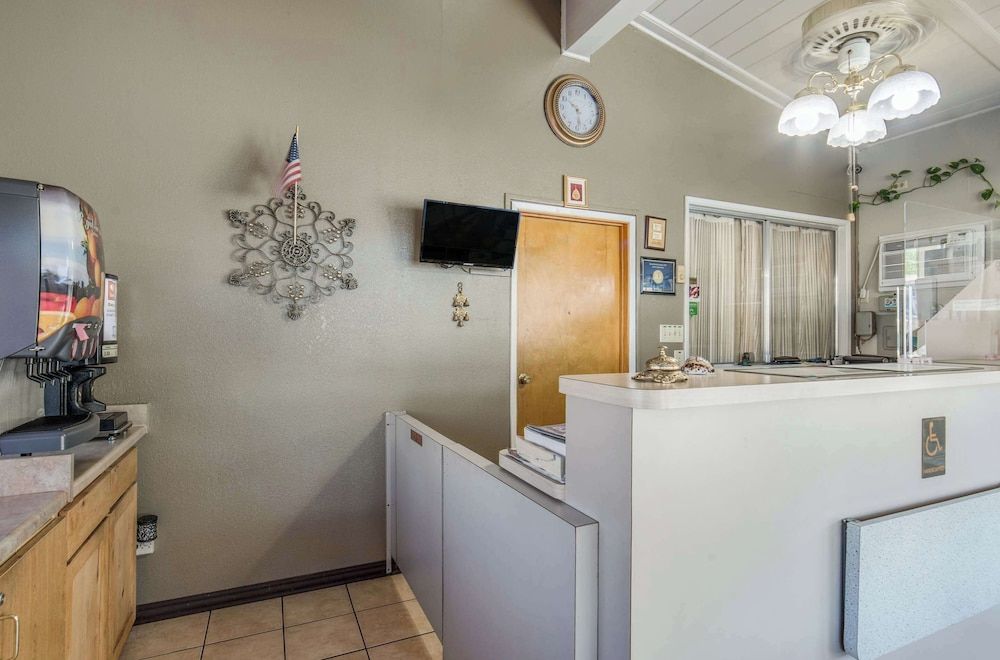 Econo Lodge Inn & Suites 3