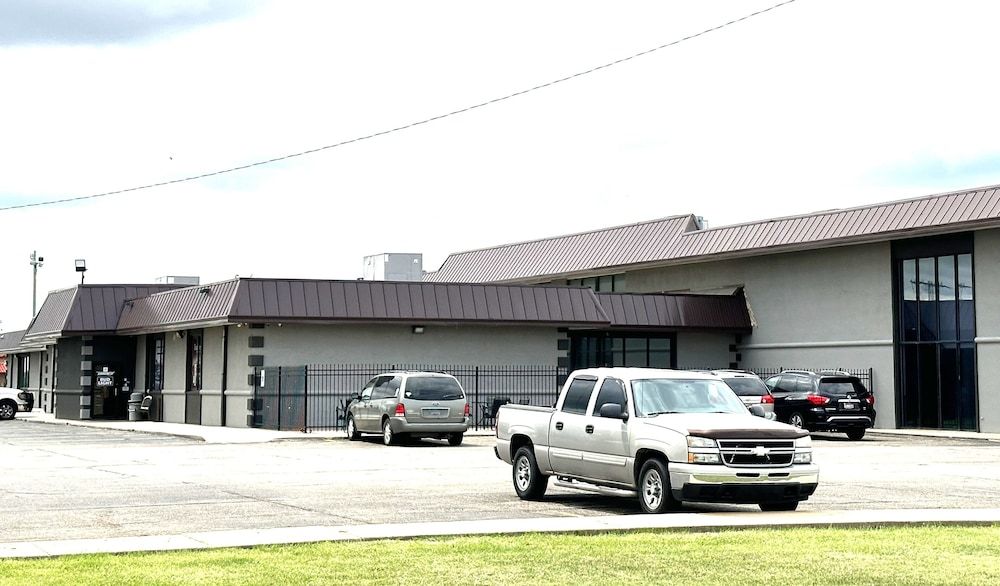 Sunflower Inn and Suites 3