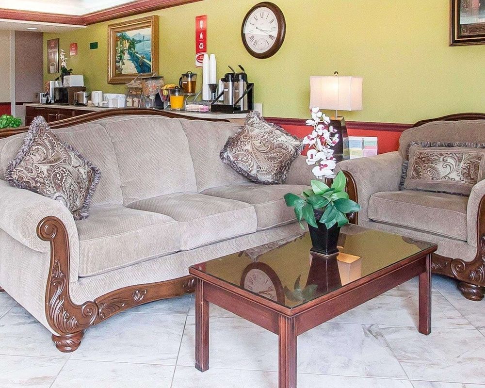 Econo Lodge Dexter 3