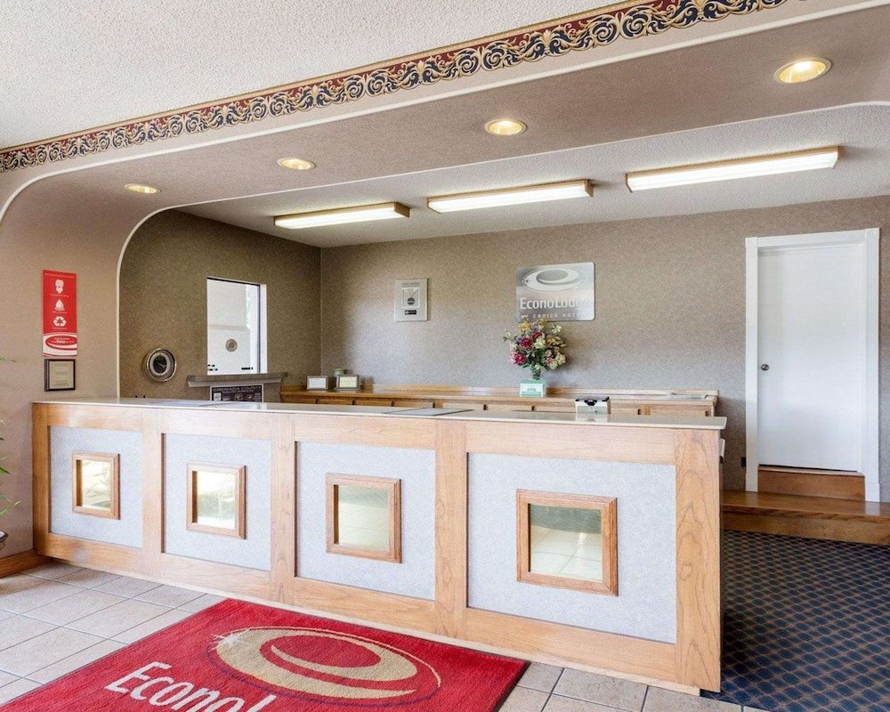 Econo Lodge Grenada Lake 3