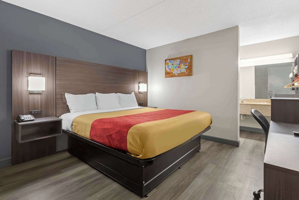 Econo Lodge Creedmoor 3