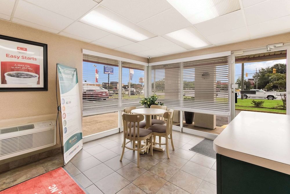 Econo Lodge North Washington 3