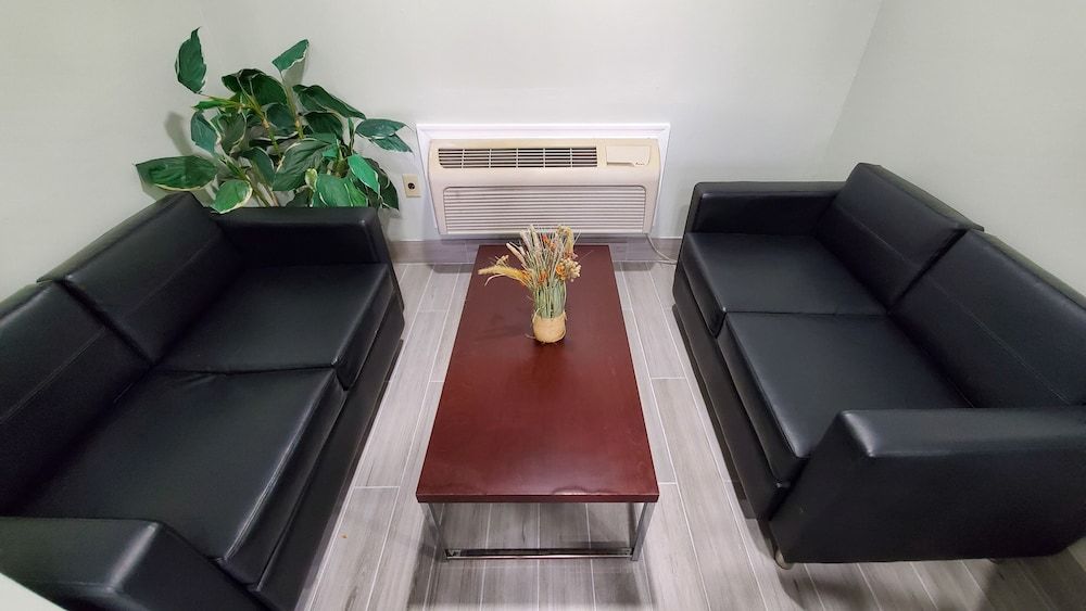 Econo Lodge Benns Church 3