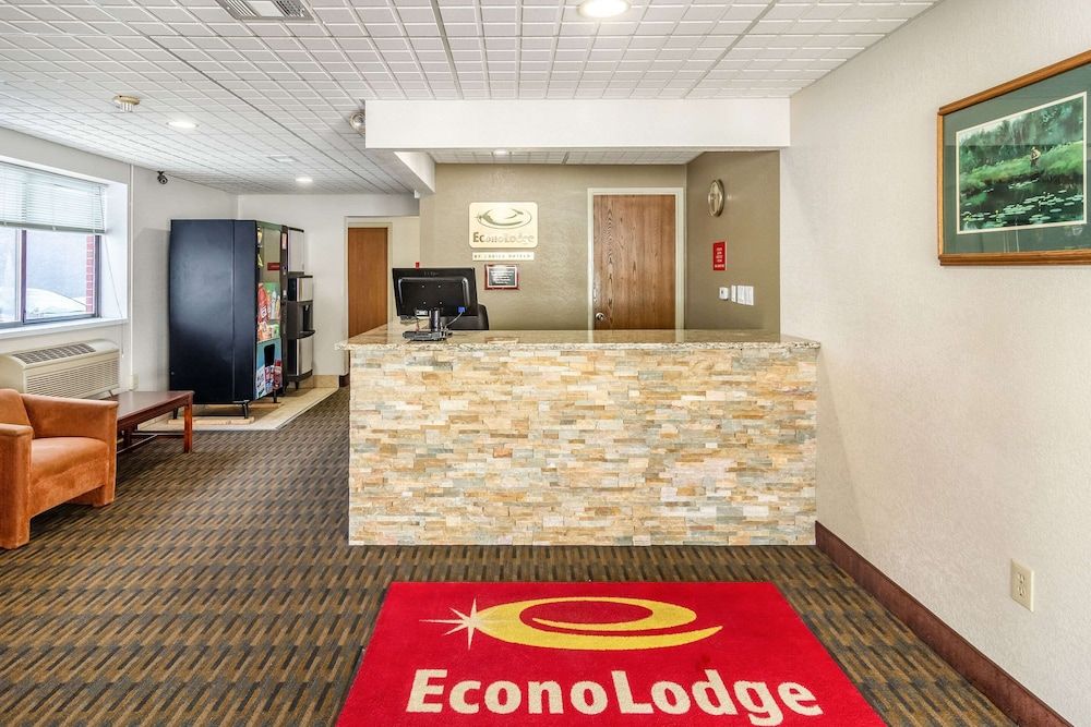 Econo Lodge Cadillac 2