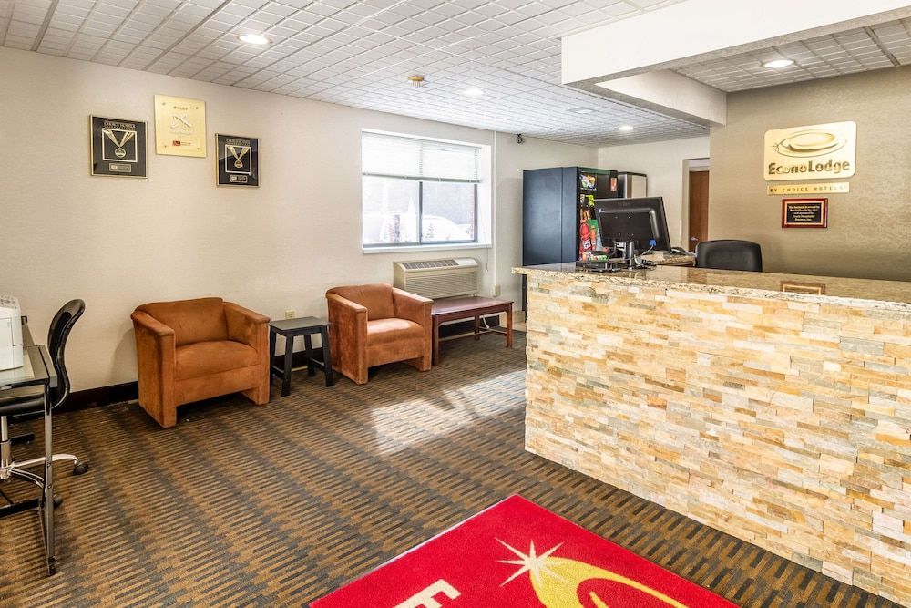 Econo Lodge Cadillac 3